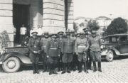 Čs. delegace po návratu z terénu, kde sledovala průběh závěrečných cvičení jugoslávské armády. Snímek vznikl v září 1937. Čs. delegaci vedl František Machník, ministr národní obrany (uprostřed ve stylizovaném stejnokroji). Po jeho pravici arm.gen. Ludvík Krejčí, náčelník Hlavního štábu. Čs. činitelé mají na levé paži černé pásky, neboť v září skonal Tomáš Garrigue Masaryk.
FOTO: archiv Marie Žižkové