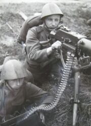 Simulace boje během závěrečných cvičení v Československu z roku 1936. Obsluha těžkého kulometu vz. 7/24 v akci.
FOTO: Service historique de la Défense ve Vincennes