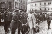 Závěrečná cvičení z roku 1936. Edvard Beneš, prezident republiky, se zdraví s arm.gen. Ludvíkem Krejčím, náčelníkem Hlavního štábu čs. branné moci. Koncem téhož roku Beneš obdržel přísně tajné zpravodajské poznatky o německé štábní hře na téma preventivní války proti Československu.
FOTO: archiv Karla Straky