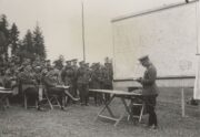 Koncem léta 1937, krátce před válečnou hrou Nejvyšší válečné rady v Paříži, se v Československu uskutečnila závěrečná cvičení. Div.gen. Vojtěch Boris Luža, velitel IV. sboru a současně řídící cvičení, při rozpravě o vývoji na simulovaném bojišti.
FOTO: Sbírka VHÚ Praha