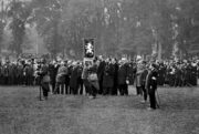 Poslanec a starosta Bayonne Joseph Garat předává 12. října 1914 rotě Nazdar praporec, na který
poté její příslušníci složili přísahu