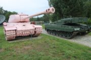 Při 19. Tankovém dnu ve Vojenském technickém muzeu v Lešanech se naskytl i tento pohled. Sovětský těžký tank IS-2 z období 2. světové války přetřený v roce 1991 umělcem Davidem Černým na růžovo a vedle něj nejmodernější tank ve výzbroji Armády ČR - německý stroj Leopard 2A4. FOTO Jiří Reichl, VHÚ Praha, 1. 9. 2023