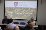 Vlevo moderátor druhého panelu Mgr. Tomáš Jakl z Vojenského historického ústavu Praha, vpravo PhDr. Daniela Brádlerová, Ph.D. z Masarykova ústavu a Archivu AV ČR. Seminář "1914 - válkou probuzeni". Armádní muzeum Žižkov, 1. 10. 2024. FOTO Jiří Reichl, VHÚ Praha