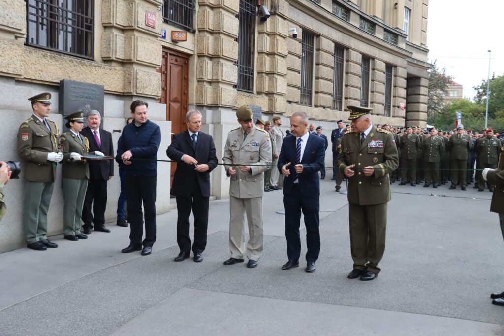 Výstava 20 let od konce povinné vojenské služby je k vidění před Generálním štábem Armády ČR