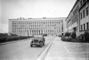 Sovětští vojáci v Užhorodu 29. října 1944. V pozadí budova čs. zemského úřadu.