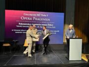 Starosta MČ Praha 3 Mgr. Michal Vronský předává ocenění  Opera Pragensia řediteli odboru muzeí VHÚ Praha plk. Michalu Burianovi. S oceněním přihlíží ředitel VHÚ Praha brig. gen. Aleš Knížek. Vpravo moderátor slavnostního večera Václav Žmolík.