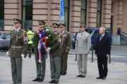 Náčelník Generálního štábu Armády ČR genpor. Karel Řehka (uprostřed) a jeho předchůdci - armádní generálové Jiří Šedivý (vpravo) a Pavel Štefka se chystají položit věnec u Památníku československým vojákům na Vítězném náměstí. Uctili tak památku všech, kteří při službě vlasti padli u příležitosti 105. výročí založení Generálního štábu Armády ČR. 18. 10. 2024. FOTO Jiří Reichl, VHÚ Praha