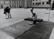 Třetí nádvoří Pražského Hradu, před příchodem V. Havla po jeho zvolení prezidentem republiky. FOTO Andrej Halada.