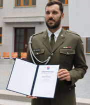 Josef Dostál s děkovným listem od ministryně obrany Jany Černochové. Armádní muzeum Žižkov, 15. 11. 2024. FOTO CPA