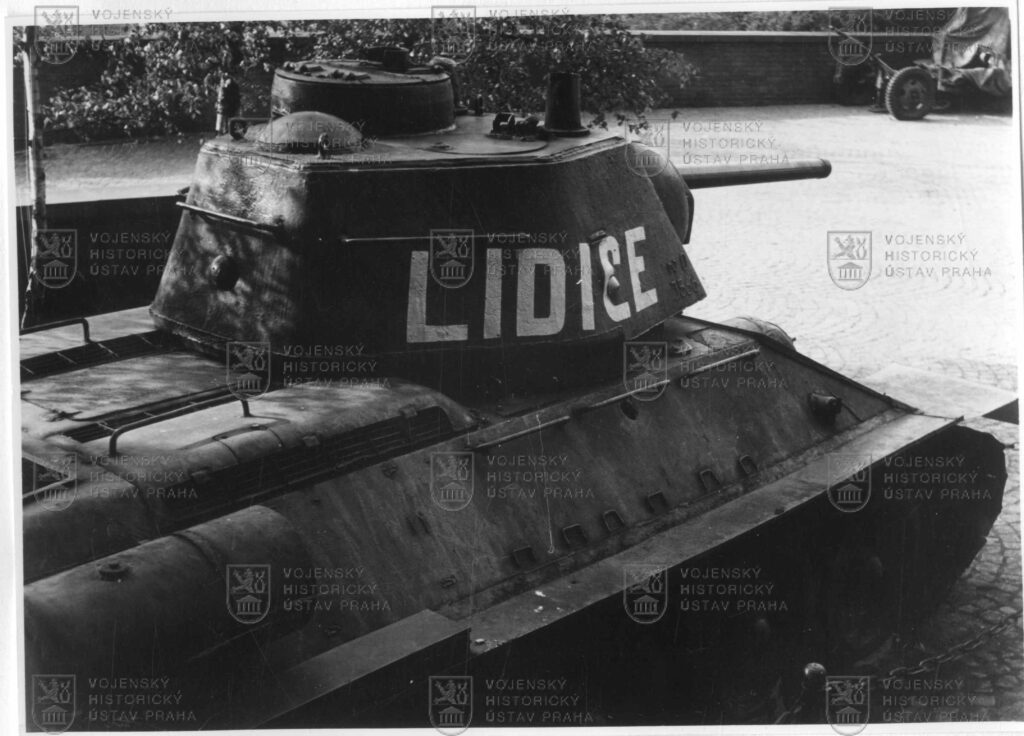 Tank T-34/76 „Lidice“ před vstupem do Vojenského historického ústavu