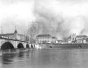 Praha, 14. února 1945. Sloupy dýmu stoupající ze zasaženého Nového Města a Vinohrad. FOTO Sbírka VHÚ Praha