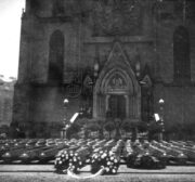 Na dnešním Náměstí míru se 18. února 1945 konalo oficiální rozloučení s českými oběťmi náletu. FOTO Sbírka VHÚ Praha