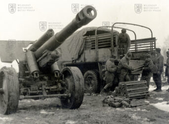 152 mm houfnice vz. 18/47 s obsluhou