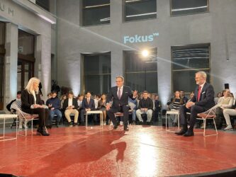 Pořad ČT Fokus Václava Moravce se vysílal z Armádního muzea Žižkov, mluvilo se o válce i globální tísni