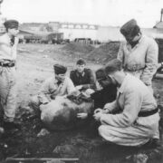 Čeští studenti jako příslušníci Luftschutzu při likvidaci nevybuchlé pumy po náletzu 25. 3. 1945 Foto sbírka Jindřicha Marka