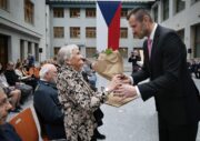 Ocenění za III. odboj v Armádním muzeu Žižkov předává náměstek ministryně obrany Daniel Blažkovec. 
FOTO Jan Schejbal, MO ČR