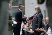 Náměstek ministryně obrany Daniel Blažkovec gratuluje k ocenění za III. odboj. Armádní muzeum Žižkov, Vojenský historický ústav Praha. 24. března 2025. FOTO Jan Schejbal, MO ČR