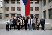 Ocenění účastníci III. odboje na společné fotogrrafii s Danielem Blažkovcem, náměstkem ministryně obrany. Armádní muzeum Žižkov, Vojenský historický ústav Praha. 24. 3. 2025. FOTO Jan Schejbal, MO ČR.