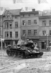 Střední tank T-34-85 sovětské 4. gardové tankové armády zničený v březnových bojích ve Slezsku