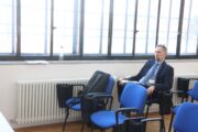 Pavel Mücke,  jeden z hlavních organizátorů MEZINÁRODNÍ KONFERENCE „Válečná a vojensko-politická spojenectví v moderních a soudobých dějinách střední Evropy: Přednosti, limity, výzvy“. Armádní muzeum Žižkov, 20. 3. 2025. poslouchá řečníky panelu B4. MEZINÁRODNÍ KONFERENCE „Válečná a vojensko-politická spojenectví v moderních a soudobých dějinách střední Evropy: Přednosti, limity, výzvy“. Armádní muzeum Žižkov, 20. 3. 2025.