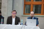 S mikrofonem Péter Hevő (ELTE Eötvös Loránd University, Budapest) vedle něj Petr Janoušek z Vojenského historického ústavu Praha. MEZINÁRODNÍ KONFERENCE „Válečná a vojensko-politická spojenectví v moderních a soudobých dějinách střední Evropy: Přednosti, limity, výzvy“. Armádní muzeum Žižkov, 21. 3. 2025. FOTO Jiří Reichl, VHÚ Praha