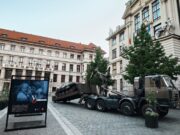 Instalace stíhače tanků Hetzer na Mariánském náměstí v Praze. FOTO Aleš Knížek, VHÚ Praha, 30. 4. 2025.