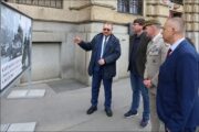 Autor výstavy Tomáš Jakl provedl hosty výstavou. FOTO: Jan Kouba