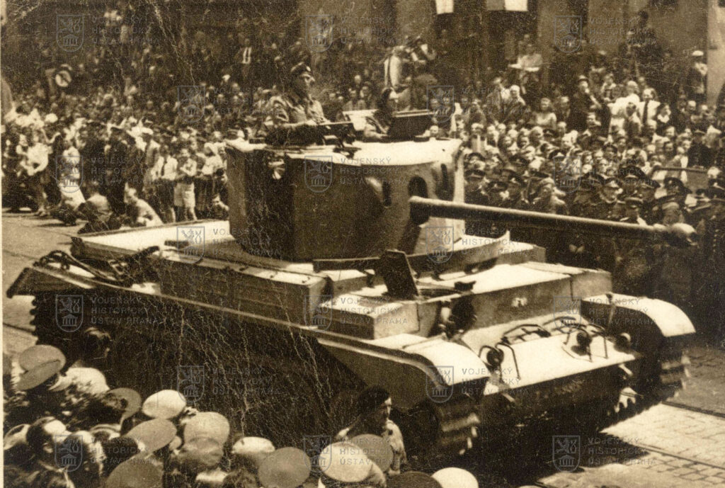 Tank Challenger na přehlídce Československé samostatné obrněné brigády v Praze 30. 5. 1945