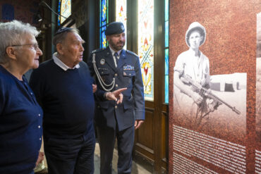 Videopozvánka: Výstava v Jeruzalémské synagoze v Praze připomíná osudy židovských hrdinů druhého odboje