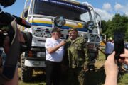 O setkání pilota 1. čs. posádky na Rallye Paříž Dakar, Jiřího Moskala a ředitele VHÚ Praha, brig. gen. Aleše Knížka u původního vozu LIAZ byl velký zájem, o čemž svědčí kamera PRIMA CNN i telefon vpravo, na nějž byla pořízena dokumentace ze setkání. Zahájení 30. návštěvnické sezony a připomínka 40 let od první československé účasti na Rallye Paříž-Dakar. Vojenské technické muzeum Lešany, 31. 5. 2025. FOTO Jiří Reichl, VHÚ Praha