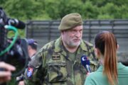 O zahajovací den ve Vojenském technickém muzeu Lešany byl tradičně mediální zájem. Ředitel VHÚ Praha, brig. gen. Aleš Knížek odpovídá na dotazy České televize. Zahájení 30. návštěvnické sezony a připomínka 40 let od první československé účasti na Rallye Paříž-Dakar. Vojenské technické muzeum Lešany, 31. 5. 2025. FOTO Jiří Reichl, VHÚ Praha