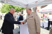 Primátor hlavního města Prahy Bohuslav Svoboda se zdraví s ředitelem Vojenského historického ústavu Praha, brig. gen. Alešem Knížkem před vernisáží výstavy "V jako vítězství". Praha 30. 4. 2025. FOTO Praha.eu