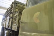 Detail výsostný znak ČSLA na vozu TATRA 138 v dílnách VHÚ Praha. FOTO JIří Reichl, VHÚ Praha