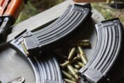 Detail zásobníků a nábojů připravených na střelnici pro úspěšné soutěžíci. Zahájení 30. návštěvnické sezony a připomínka 40 let od první československé účasti na Rallye Paříž-Dakar. Vojenské technické muzeum Lešany, 31. 5. 2025. FOTO Jiří Reichl, VHÚ Praha