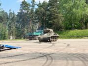 Najíždění stíhače tanků M36 GMC (Gun Motor Carriage) na přepravní přívěs.