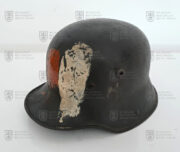 Německá přilba Model 1916 v povstalecké úpravě, 1945
(1)