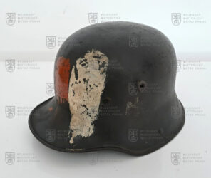 Německá přilba Model 1916 v povstalecké úpravě, 1945