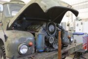 Pohled na motor nákladního vozu TATRA 138 v dílnách VTM Lešany. FOTO Jiří Reichl, VHÚ Praha