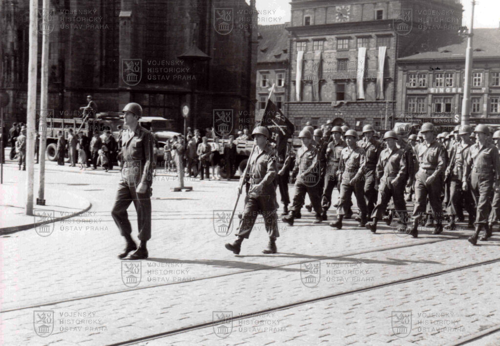 Pohled na slavnostní nástup příslušníků 2. pěší divize US Army 13. května 1945