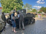 Pracovníci VHÚ Praha vysvětlují zájemcům detaily o americkém tanku M3A1 Stuart, který přivezli do Plzně na Slavnosti svobody. Plzeň, 1. 5. 2025. FOTO Josef Rendl. VHÚ Praha