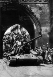 Tank Rudé armády T-34/85 v květnu 1945 v Praze