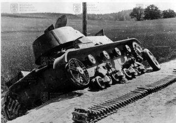 Zničený sovětský tank T-26 během operace Barbarossa v roce 1941