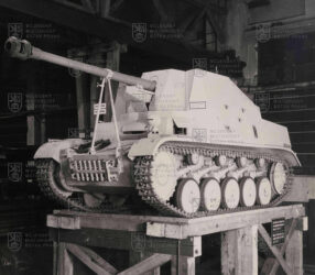 Marder II ve výrobní hale Škodových závodů v Plzni během druhé světové války