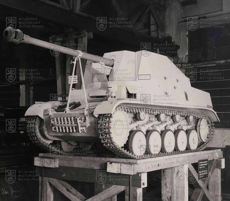Marder II ve výrobní hale Škodových závodů v Plzni během druhé světové války