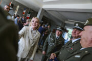 Ministryně obrany Jana Černochová se zdraví s veterány. Slavnostní nástup Armády ČR - Den ozbrojených sil. Národní památník na Vítkově s hrobem Neznámého vojína. Praha, 30. 6. 2025. FOTO Jiří Sejkora, MO