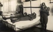 Plynové masky, v tomto případě vz. 23, se tu a tam stávaly oblíbenou rekvizitou pro humorně laděné snímky z vojny.
FOTO: archiv Karla Straky