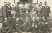 Památeční fotografie branců vystihuje atmosféru odvodu v Tlapanově u Německého (dnes Havlíčkova) Brodu z roku 1934. Muži na snímku měli původně sloužit pouze 14 měsíců. Vzhledem k přijetí zákona o dvouleté vojenské prezenční službě se tak ale nestalo.
FOTO: archiv Karla Straky
