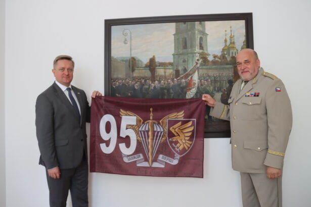Velvyslanec Ukrajiny Vasyl Zvarych navštívil Vojenský historický ústav Praha. Přivezl prapor 95. brigády vzdušných výsadkových sil Ukrajiny
