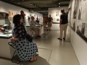 Účastníci ve čtyřech dnech absolvovali přednášky s historiky VHÚ Praha, komentované prohlídky, promítání filmů, ale měli i prostor pro neformální rozhovory nad kávou. FOTO: Matej Carda, VHÚ Praha