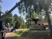 Detail montáže flaku na podstavec ve Vojensjkém technickém muzeu Lešany 2